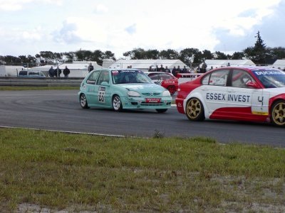 #23 Wounlund prøver at hænge på en af Essex Invest BMW'erne
(Foto: Saxo Cup)